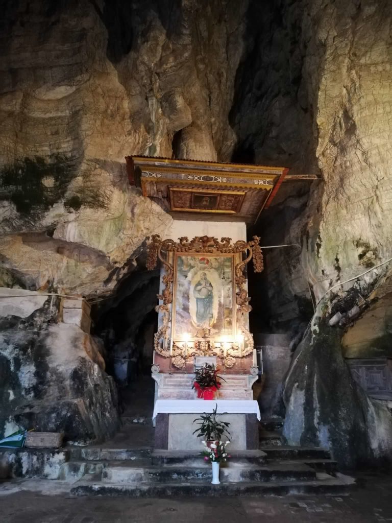 San Michele: Sant'Angelo a Fasanella, grotta-santuario