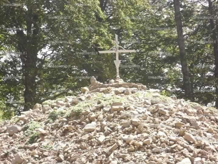 Novi Velia, il cumulo di pietre al Santuario