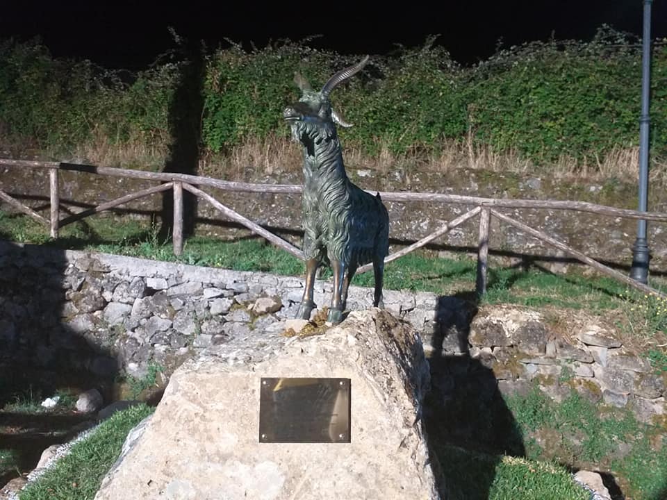 Cannalonga, monumento alla capra