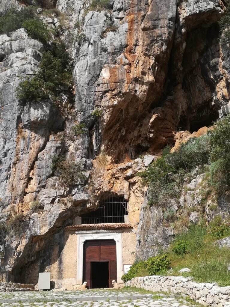 Ingresso della Grotta di San Michele, Sant'Angelo a Fasanella